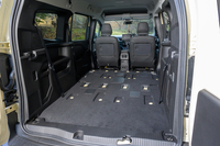 いきなり前席だけを残した2シーター状態にしてみる。荷室容量としては3050リッターとのこと。マットなどで床の凹凸を埋める必要はあるが、身長180cmくらいまでの人なら寝転がるのも余裕だ。