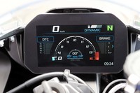 6.5インチのカラー液晶ディスプレイ。2種類ある表示デザインは、走行状態に合わせて切り替えられる。