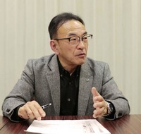 ＜松田健二さんプロフィール＞
	1984年マツダ入社。ボディーの開発部で「ファミリア カブリオレ」や初代「ロードスター」の設計に従事。その後、初代「CX-5」や新型「マツダ3」のプラットフォーム開発に取り組むなど、一環して“車体のエキスパート”としてマツダの車両開発に携わってきた。