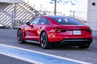 なだらかなルーフラインが特徴的な4ドアクーペフォルムの「RS e-tron GT」。空気抵抗係数＝Cd値は、0.24と発表されている。