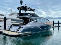 スポーツカーのようになまめかしいリアフォルム。ボディー側面にも「L」字のモチーフがあしらわれる。