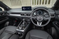 インテリアはナッパレザー仕立てで、ブラックのほかにピュアホワイトも選べる。インパネ加飾はヘアライン加工入りのシルバーだ。