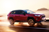 2020年6月に発売された「トヨタRAV4 PHV」だが、予想外の人気に供給が追いつかず、発売後3週間で一度受注を停止するなどの混乱に陥った。