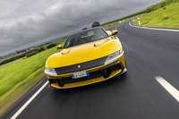 「12チリンドリ」を走らせてまず印象的だったのは、極めて乗り心地が良いことだった。そのフィーリングは、同モデルの見た目や質感にもマッチするものといえる。