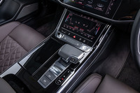 センターディスプレイは、上段のナビやインフォテインメントシステム用と下段のエアコンやシートの調整などに用いるものとの2段構成になっている。