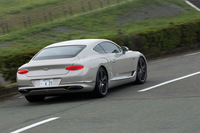 舗装の修理箇所に乗り上げても、いやなショックを十分に吸収してくれる乗り心地の良さを持つ。