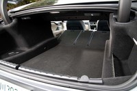 リアシートの背もたれを40：20：40分割で倒せるスルーローディングシステムを備えている。