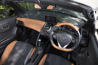 ダッシュボードの前面やステアリングホイール、そしてシートには上質なジャズブラウンのレザーを使用。ベースモデルに比べてぐっとラグジュアリーな印象がもたらされる。