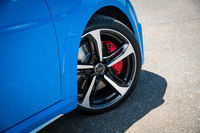 「TTS」のタイヤサイズは245/40R18が標準だが、テスト車にはオプションで用意される245/35R19サイズのタイヤと、ツートンの19インチアルミホイールが装着されていた。