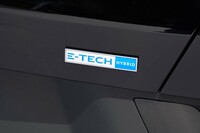 リアに貼られた「E-TECH HYBRID」のバッジ。