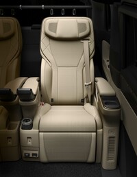 「トヨタ・アルファード」の4人乗り仕様車「スペーシャスラウンジ」登場の画像