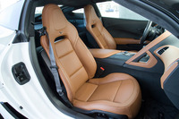 シート表皮はナッパレザー。スライドやリクライニングなどの調整が電動式で、シートヒーターやベンチレーション機構なども装備されている。