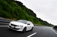 EVモードでの航続可能距離は、WLTCモードで56km。回生ブレーキの強さは2段階に調節できる。