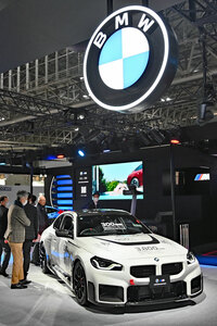 ブースを飾る「M2」の用品装着車。