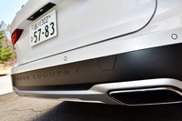 「V90クロスカントリー」専用となる樹脂製のリアバンパーには「CROSS COUNTRY」のロゴが記されている。
	 