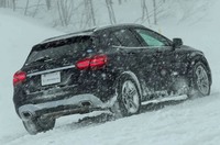 写真のようなコンディションでも、加速や操舵における自由度はまずまず。それでも「スタッドレスタイヤと同等」とは言えない。