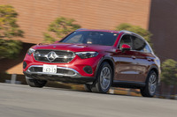 試乗車「メルセデス・ベンツGLC220d」はもともと快適性に優れるSUVだが、「ALENZA LX200」はその足まわりの良さを引き出し、上質感を一段と高めてくれる。