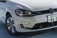 フロントマスクを飾るブルーのラインやC字型のデイタイムランニングライトなどが、フォルクスワーゲンの電動化車両であることを示している。