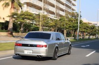 「TOM'Sセンチュリー」はハイブリッド車ゆえ、エンジンがかかった時だけ「トムス・バレル」の適度なエキゾーストノートが聞こえる。