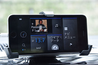 オプションの「インフォテインメントパッケージ」を装着し、専用アプリ「Volkswagen“maps＋more”」をインストールしたスマートフォンをBluetooth接続すると、ナビや走行データを表示できる。スマートフォンのすぐ裏にUSBソケットがあり、車内でケーブルがブラブラしないところは純正ならでは。