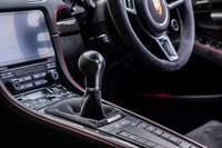 「718ケイマンGTS 4.0」の導入当初は6段MTのみであったが、現在はデュアルクラッチ式の7段「PDK」も選択できる。6段MTは0-100km/h加速が4.5秒であるの対して、7段PDKは同4.0秒となる。