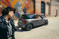 「MINI 3ドア／5ドア」に日本限定の特別仕様車「カムデンエディション」が登場の画像