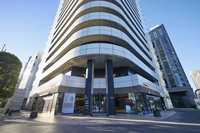 オフィス用ビルとしては珍しいバルコニーが設置された外観も、本田宗一郎氏のこだわりが詰まったもの。災害時に窓ガラスが地上まで落下しないようにとの配慮から設けられたという。