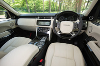 今回の試乗車のインテリアカラーは「エボニー／アイボリー」。インパネ前面やドアのインナーパネルなどに上質なレザーがふんだんに用いられている。