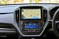 センタークラスターには空調などの操作に用いるタッチスクリーンを装備。ナビ／オーディオ関連については、「ST」は“オーディオレス仕様”が標準となる。試乗車には、ディーラーオプションのパナソニック ビルトインナビが搭載されていた。