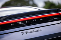 新型「ホンダ・プレリュード」は4人乗りのモノグレード設定。リアに備わるエンブレムのデザインは、4代目プレリュードのエンブレムがベースになっている。車両本体価格は617万9800円。