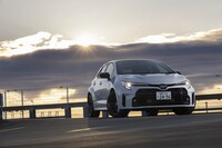 リアのホイールハウスやフロアトンネルなどにブレースを追加したほか、スポット溶接のポイントを「カローラ スポーツ」から349カ所も増やしてボディー剛性を強化。カーボンルーフはSMC工法を採用してコストを抑えている。