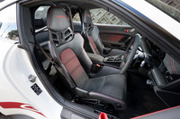 CFRP製シェルのバケットシートはヘッドレストに「WEISSACH RS」のロゴが入る。オプションで18way電動調整機能付きのスポーツシートも選べる。