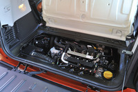 荷室のフロアボードを上げると1リッター直3自然吸気エンジンが現れる。リアのサスペンション形式は従来と同じドディオン式。