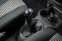 トランスミッションは5段MT。シフトレバーは取り付け部の剛性を高めることで、操作フィールを改善している。