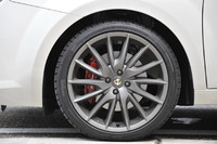 ホイールは、「チタニウムグレー仕上げアロイホイール」。215/40R18サイズのタイヤを履く。