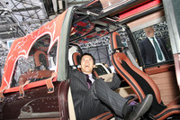 【写真10】花柄ほろに感激する筆者。