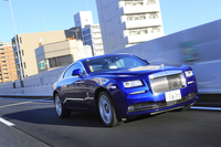 「レイス」が0-100km/h加速に要する時間は、欧州公表値で4.6秒。最高速度は、リミッターにより250km/hに制限される。
    