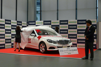 村田選手に進呈される「メルセデス・ベンツE250」。
    