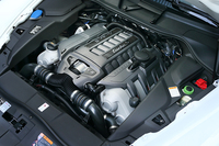 動力系は4.8リッターV8ツインターボと8段ATの組み合わせ。燃費に配慮して、アイドリングストップ機構を標準で備える。
    