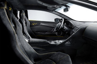 内装にはアルカンターラを採用。通常のレザー仕様に比べ軽量に仕上がったという。