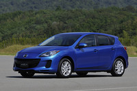 「笑っているよう」だと指摘されたラジエターグリルを、今回のマイナーチェンジでは、より精悍（せいかん）な表情に見えるような意匠に改めた。SKYACTIVモデルは、ヘッドランプもブルーのリングをあしらった新デザインに変更されている。