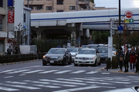 二子玉川駅の高島屋前付近では、メルセデス・ベンツ同士がスターティンググリッドに並ぶのも珍しくない。