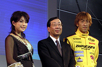 同ブランドのテレビCMに出演する、タレントの上原多香子（左）とレーサーの服部尚貴（右）もゲストとして招かれた。中央は、住友ゴム工業の子会社、ダンロップファルケンタイヤの山田佳則社長。