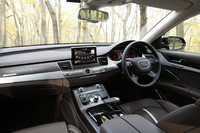 広々感を意識したという新型「A8」の運転席まわり。クルーザーのスロットルレバーをイメージしたシフトノブが新しい。