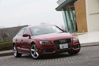 クーペに対し、ホイールベースが60mm延長され、全高は15mm高められたA5スポーツバックのスタイル。流麗な雰囲気は失われていない。写真は、S-line仕様。外観では、フロント＆リアバンパー、アルミホイール、サスペンションなどが専用品となる。