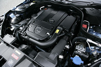 「E250 CGI ブルーエフィシェンシー ステーションワゴン」に搭載される1.8リッター直4ターボエンジン。