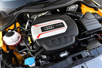 フロントには、2リッター直4ターボがおさまる。1600rpmという低回転域から、最大トルク37.8kgmを発生する。