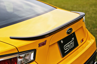 
    リアエンドには、控えめなリップスポイラーが装着される。2013年発売の「BRZ STI tS GT PACKAGE」に見られた大型のドライカーボンリアスポイラーは、今回は設定されない。
    