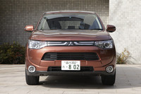 スポーティー路線の凝ったスタイリングの従来型に対し、新型は複雑さを排したスタンダードなデザインに宗旨変え。従来型とほぼ同じサイズながら、実寸以上に大きく見えるシルエットとなっている。