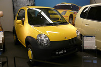 ホイールベース1800mm、全長2735mmという超コンパクトな2座シティコミューターとして、2003年に発売された「ツイン」。リッターあたり34kmという低燃費を誇る、軽自動車初のハイブリッド仕様も設定されていたが、価格は廉価版で129万円とガソリン車の倍以上だった。